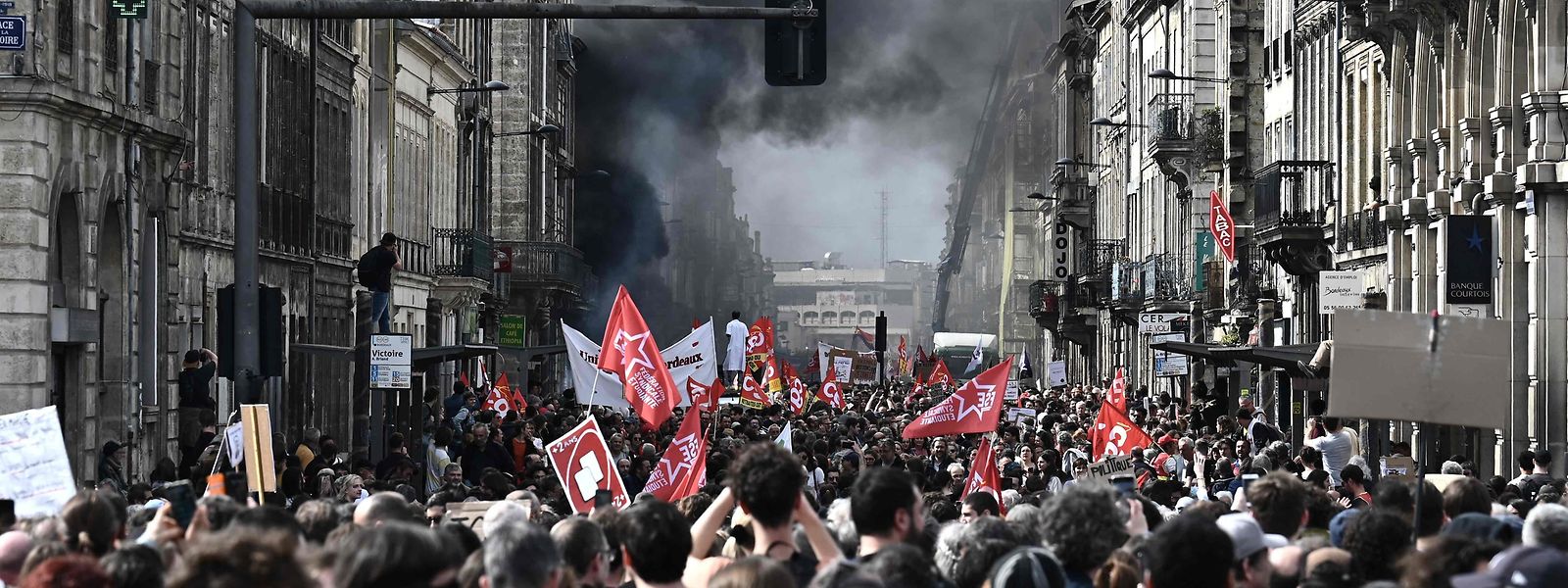 Die Streiks und Proteste gegen die Rentenreform haben sich in Frankreich in den vergangenen Wochen wie hier in Bordeaux zugespitzt.