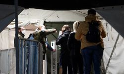 HANDOUT - 08.04.2021, Saarland, Lebach: Im Impfzentrum der Bundeswehr in Lebach, das rund um die Uhr in Betrieb ist, sind Saarländer zu Nachtterminen erschienen (zu dpa «Nachttermine im Impfzentrum Lebach werden gut wahrgenommen») Foto: Sascha Jung/Bundeswehr/dpa - ACHTUNG: Nur zur redaktionellen Verwendung im Zusammenhang mit der aktuellen Berichterstattung und nur mit vollständiger Nennung des vorstehenden Credits +++ dpa-Bildfunk +++