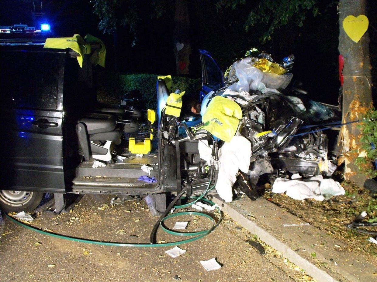 Le choc contre l'arbre a été violent. Il a fallu une heure aux secours pour pouvoir extraire la passagère de l'amas de tôles.