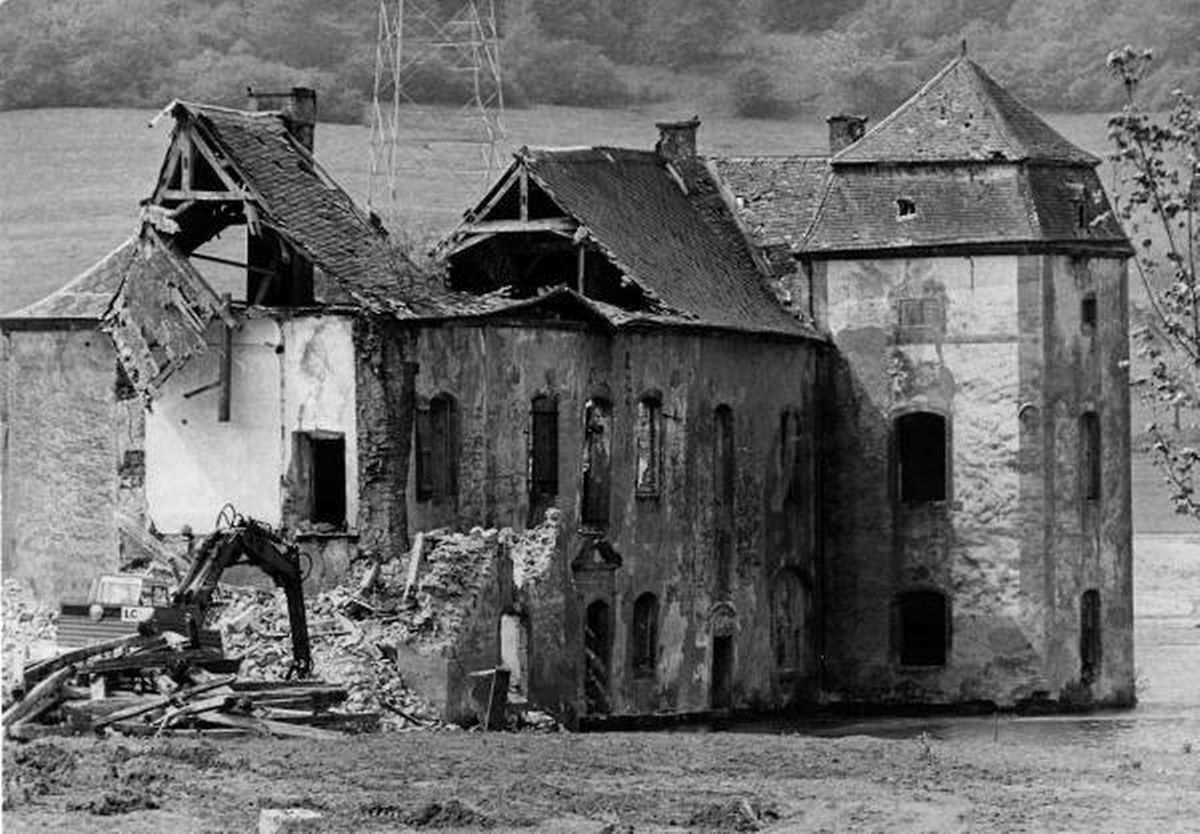 Ein Eckturm und ein Teil der Mittelachse sind  bereits abgerissen. 