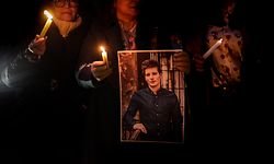 Duas dezenas de pessoas concentram-se em Lisboa recentemente para pedir a libertação do hacker informático.