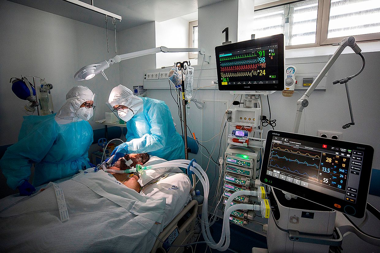 As equipas luxemburguesas apoiam os médicos da unidade de cuidados intensivos de covid-19, do Hospital de Évora. Até há semana passada havia 12 pacientes internados em UCI, num total de 17 camas disponíveis.