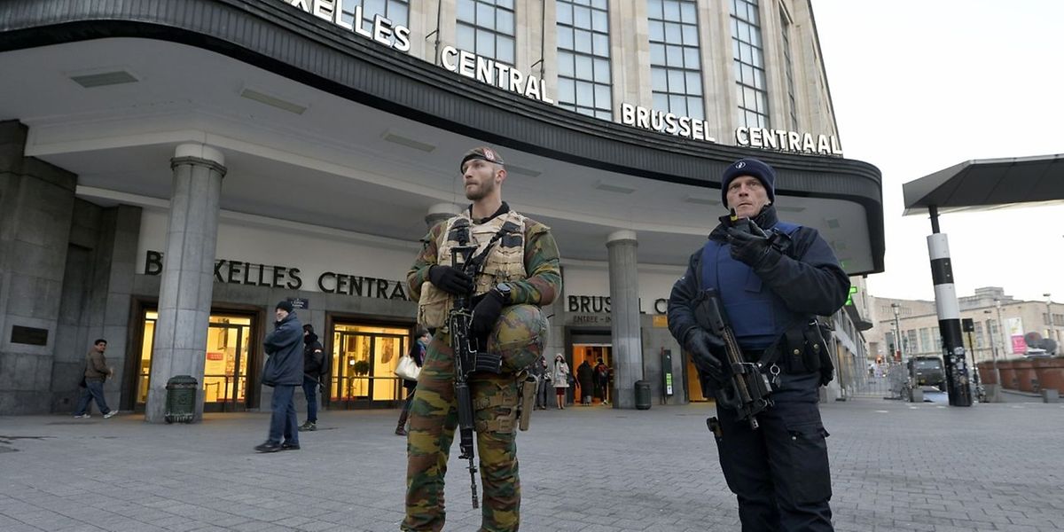 Poizei und Armee bewachen den Zentralbahnhof in Brüssel.