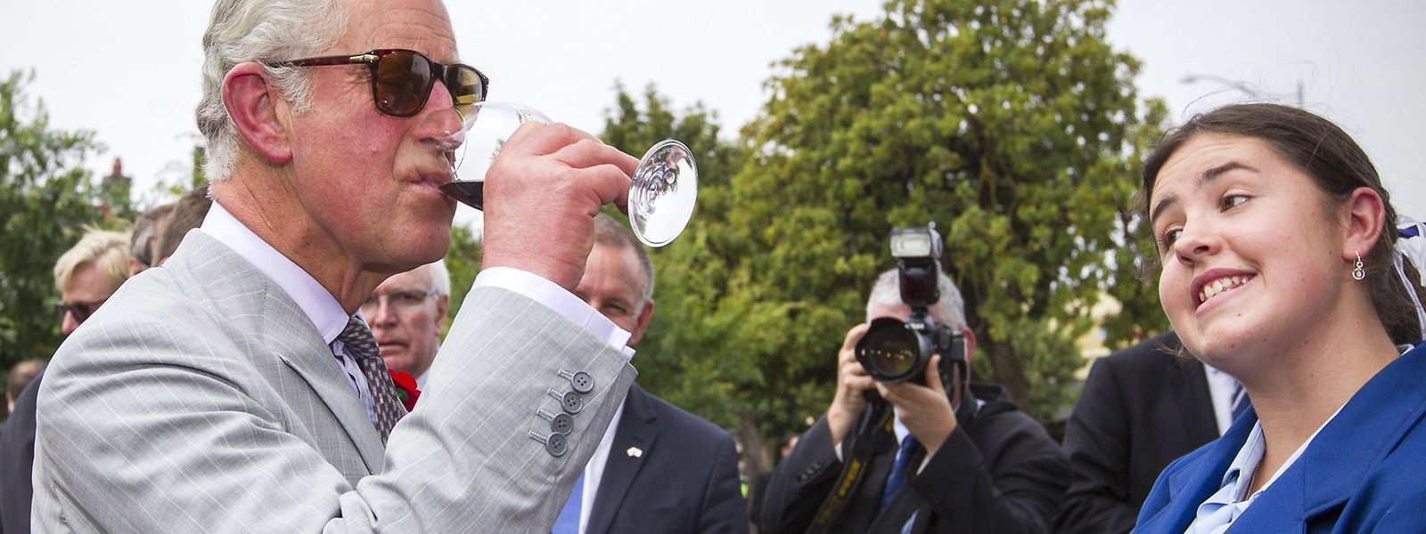 Prinz Charles ganz cool: Der Kenner kostet Rotwein in der Weinregion Barossa.