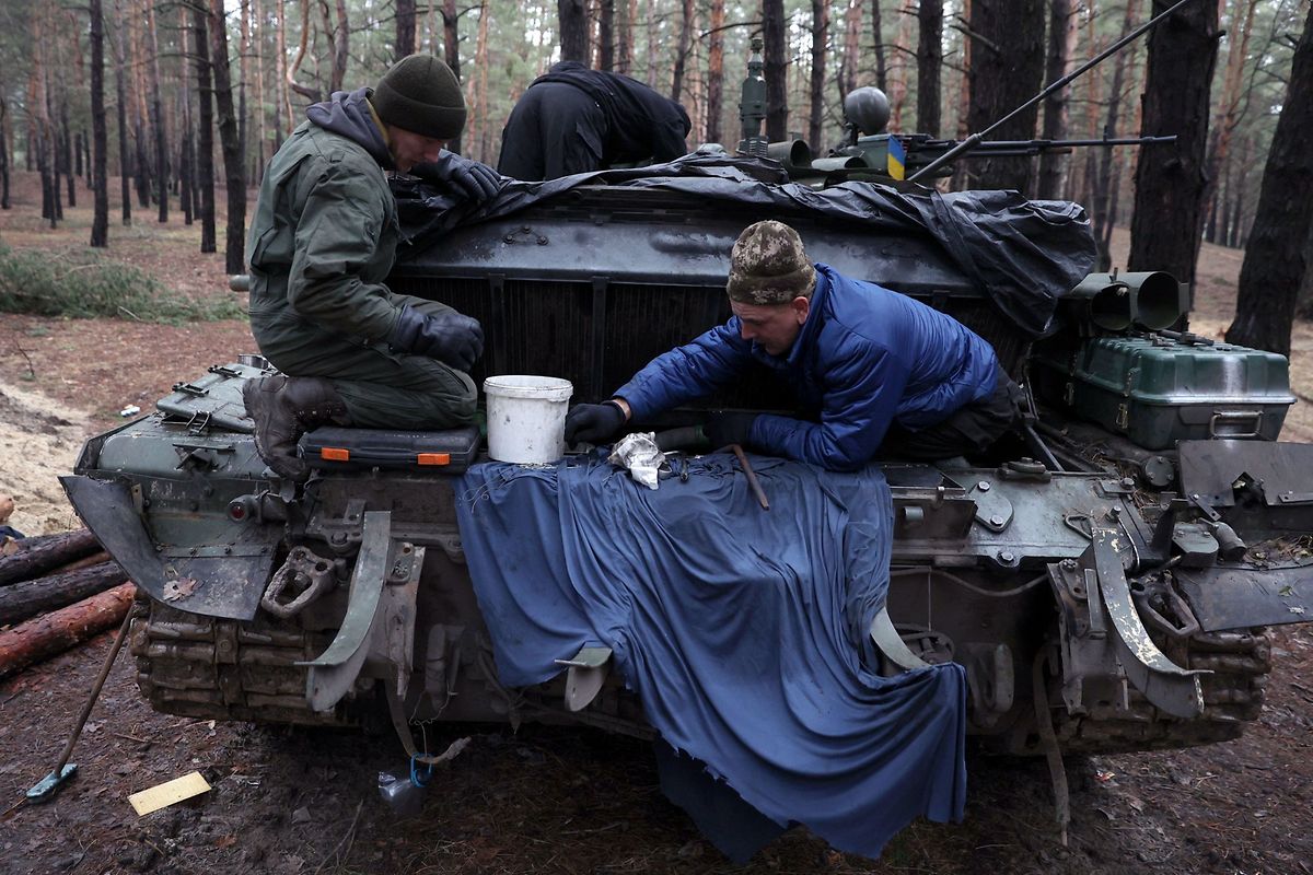 Ukrainische Soldaten reparieren einen erbeuteten russischen Panzer. 