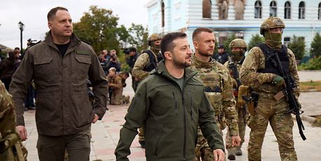 Zelenskiy in Izyum as counteroffensive pushes on - Vimarsana News