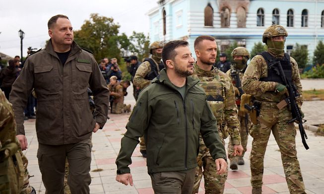  Ukrainian President Volodymyr Zelensky (C) walking during his visit to the de-occupied city of Izyum, Kharkiv region. -