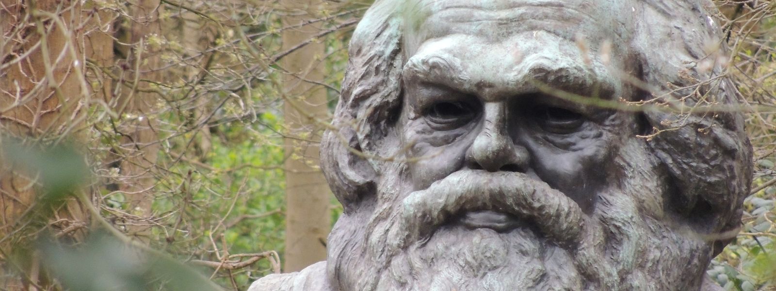 Der britische Bildhauer Laurence Bradshaw, ein Kommunist, schuf 1955 die Büste für das Grabmal von Karl Marx in London. 