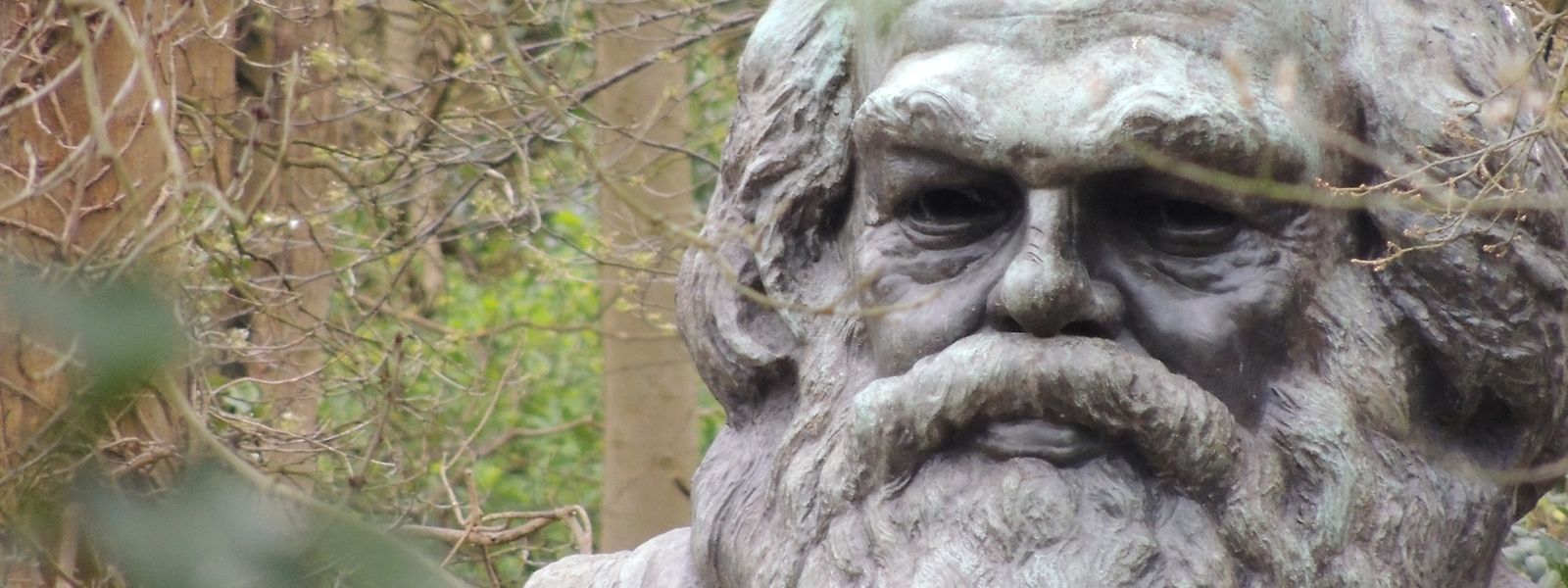 Der britische Bildhauer Laurence Bradshaw, ein Kommunist, schuf 1955 die Büste für das Grabmal von Karl Marx in London. 