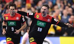 dpatopbilder - 21.01.2019, Nordrhein-Westfalen, Köln: Handball: WM, Kroatien - Deutschland, Hauptrunde, Gruppe 1, 2. Spieltag in der Lanxess Arena. Deutschlands Uwe Gensheimer (l) und Fabian Wiede jubeln. Foto: Marius Becker/dpa +++ dpa-Bildfunk +++
