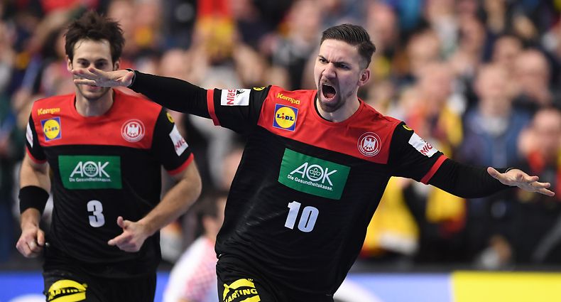 dpatopbilder - 21.01.2019, Nordrhein-Westfalen, Köln: Handball: WM, Kroatien - Deutschland, Hauptrunde, Gruppe 1, 2. Spieltag in der Lanxess Arena. Deutschlands Uwe Gensheimer (l) und Fabian Wiede jubeln. Foto: Marius Becker/dpa +++ dpa-Bildfunk +++