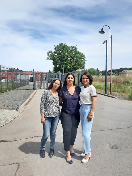 Cristina Delaz, Dayana Silva e Pollyanna Martins da Associação Revibra Europa e Coletivo Entreajuda Luxemburgo em frente ao Centro de Detenção de Sandweiler.