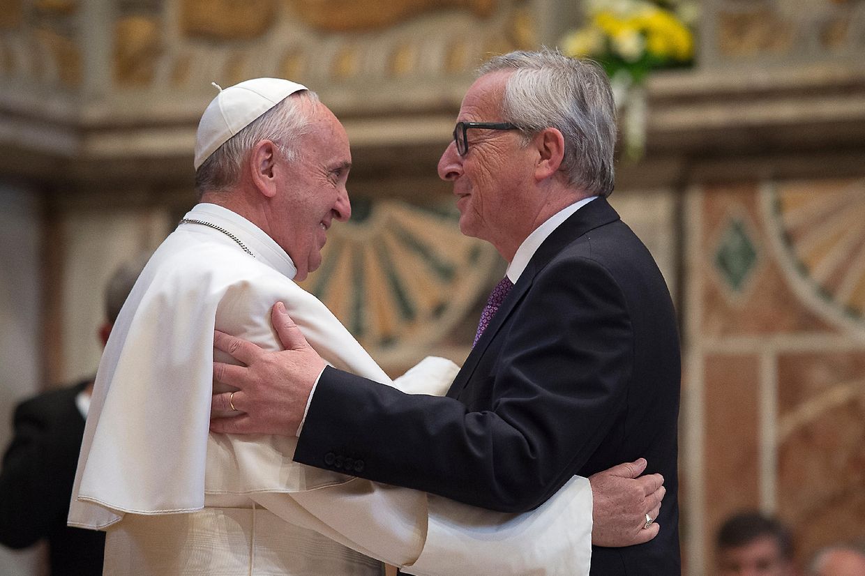 EU-Kommissionspräsident Jean-Claude Juncker gratuliert dem Papst nach der Verleihung.