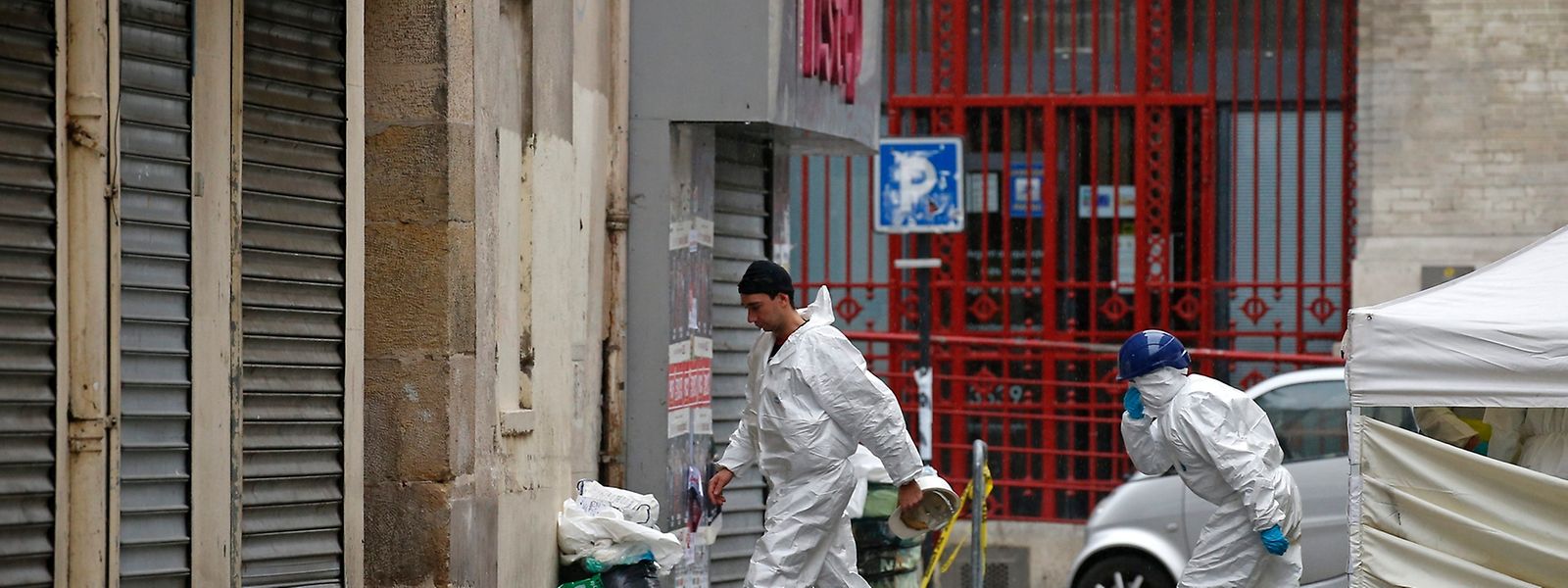 Forensiker untersuchen noch immer die Wohnung, in der die Terrorverdächtigen sich am Mittwoch in Saint-Denis verschanzten.