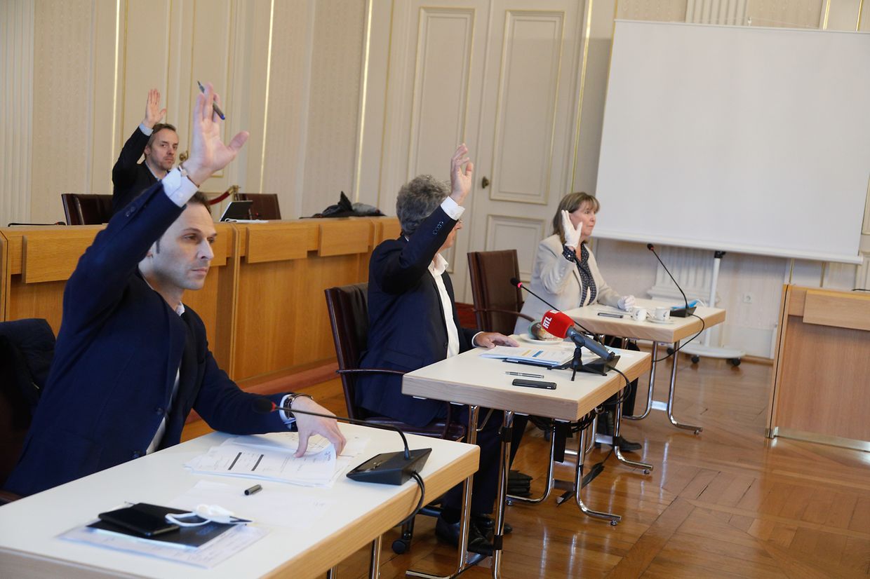 Une grande première. Mesures se sécurité sanitaires obligent, la réunioon du comité du Syvicol s'est tenu ce lundi dans la salle du conseil communal de Luxembourg-Ville.
