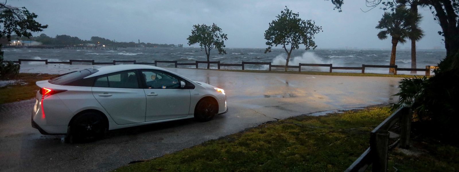 Der Wind peitscht die Atlantikwellen gegen den Strand von Jensen Beach in Florida.