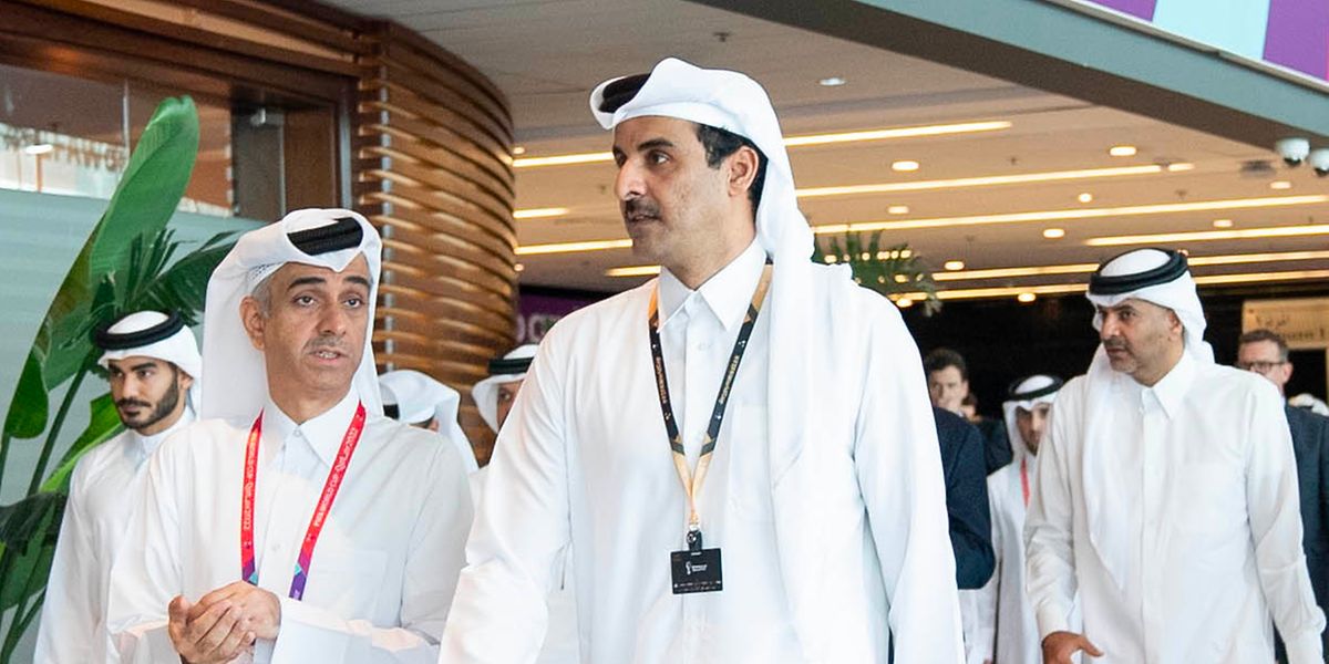 Tamim bin Hamad Al Thani (Mitte), Emir von Katar, inspiziert das Hauptquartier für die Fußballweltmeisterschaft in Katar 2022.