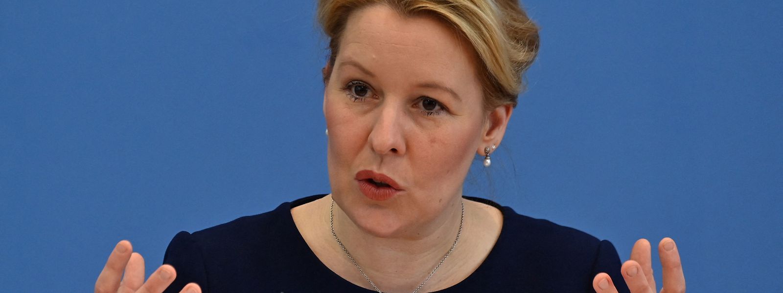 Nach Diskussionen über ihren Doktortitel ist Familienministerin Franziska Giffey (SPD) von ihrem Posten zurückgetreten.