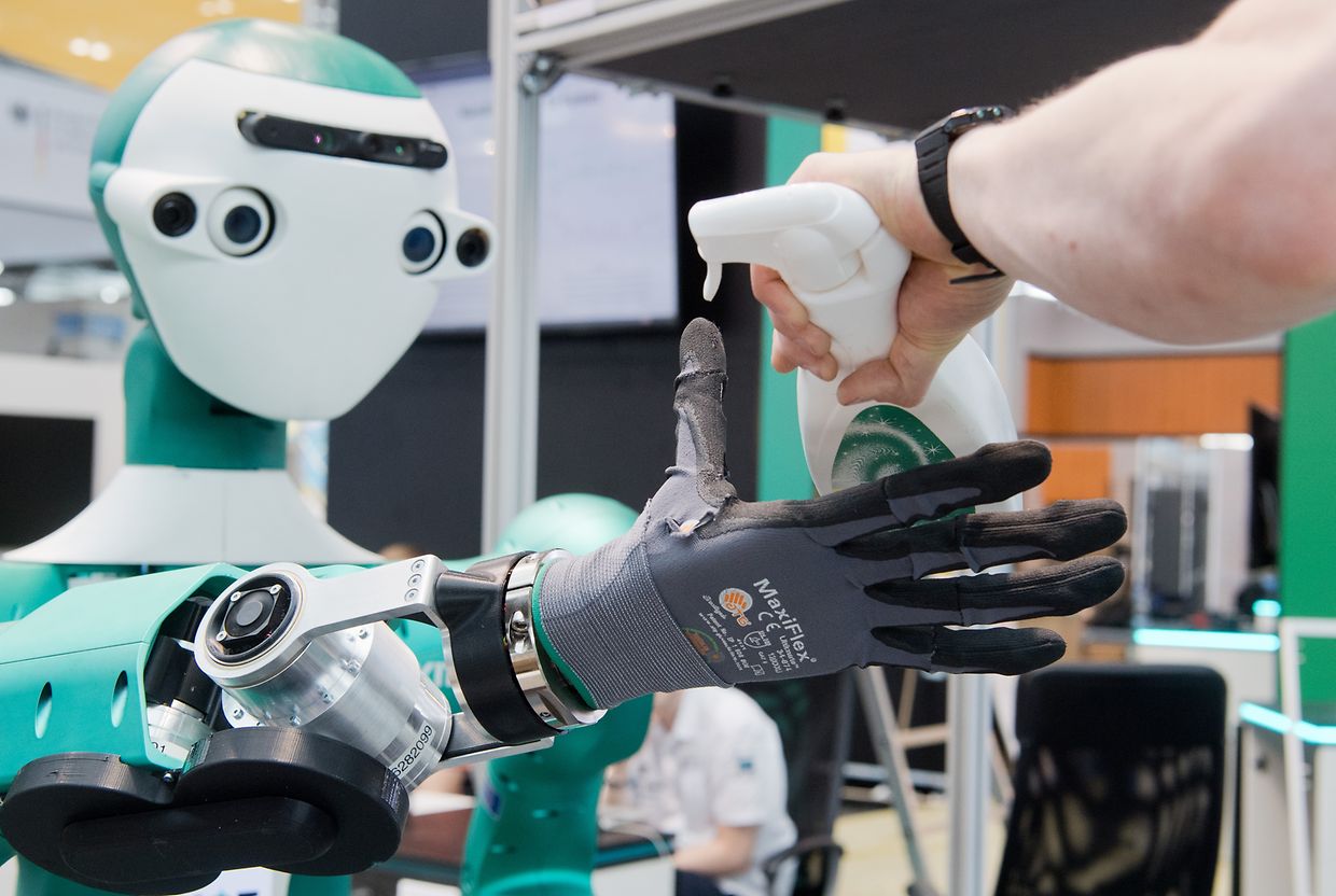 Ein Roboter ARMAR-6 vom KIT Karlsruher Institut für Technologie reicht bei den Aufbauarbeiten für die Digitalisierungsmesse Cebit ein Putzmittel an. 