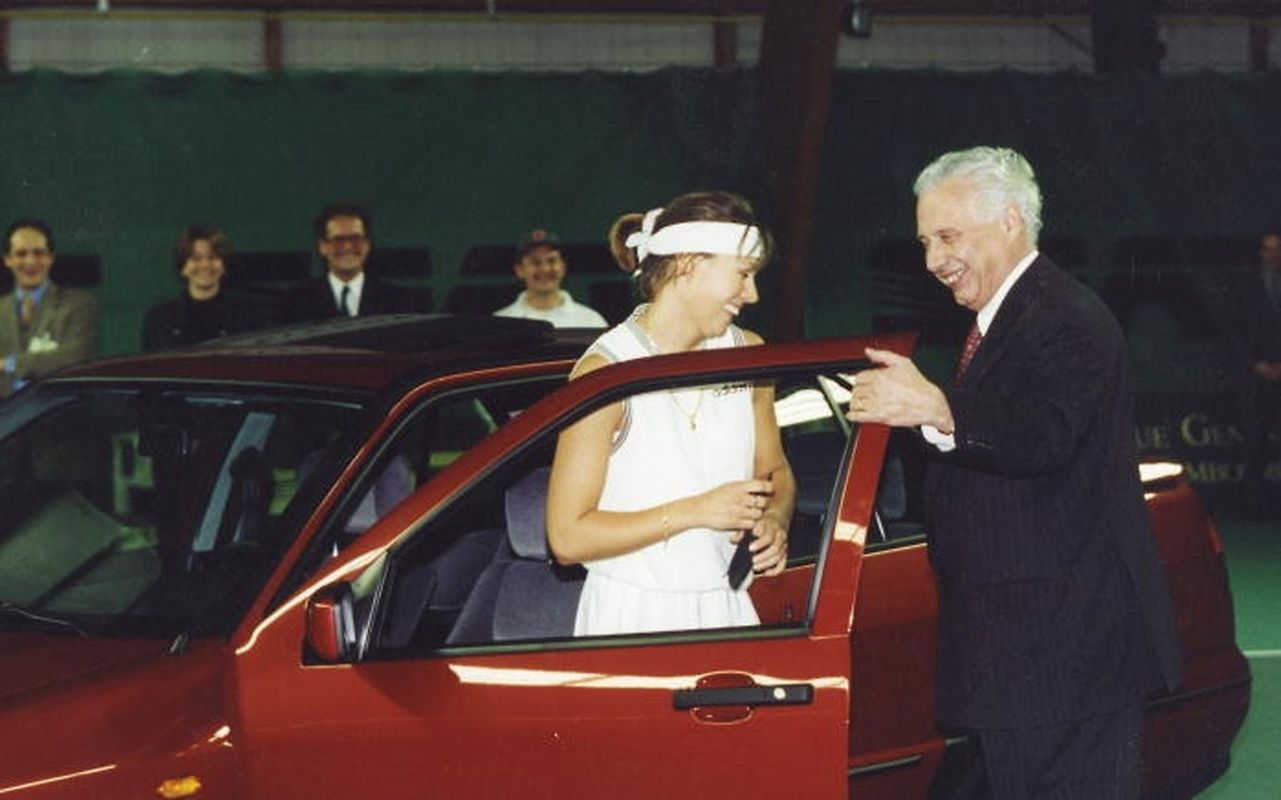 Aus den Händen von André Losch erhielt die belgische Tennisspielerin Sabine Appelmans 1996 ihren Siegerpreis.