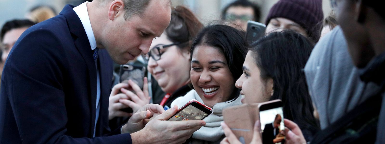 Prinz William (l) wird bei seinem Besuch der University of Leicester von Fans begrüßt.