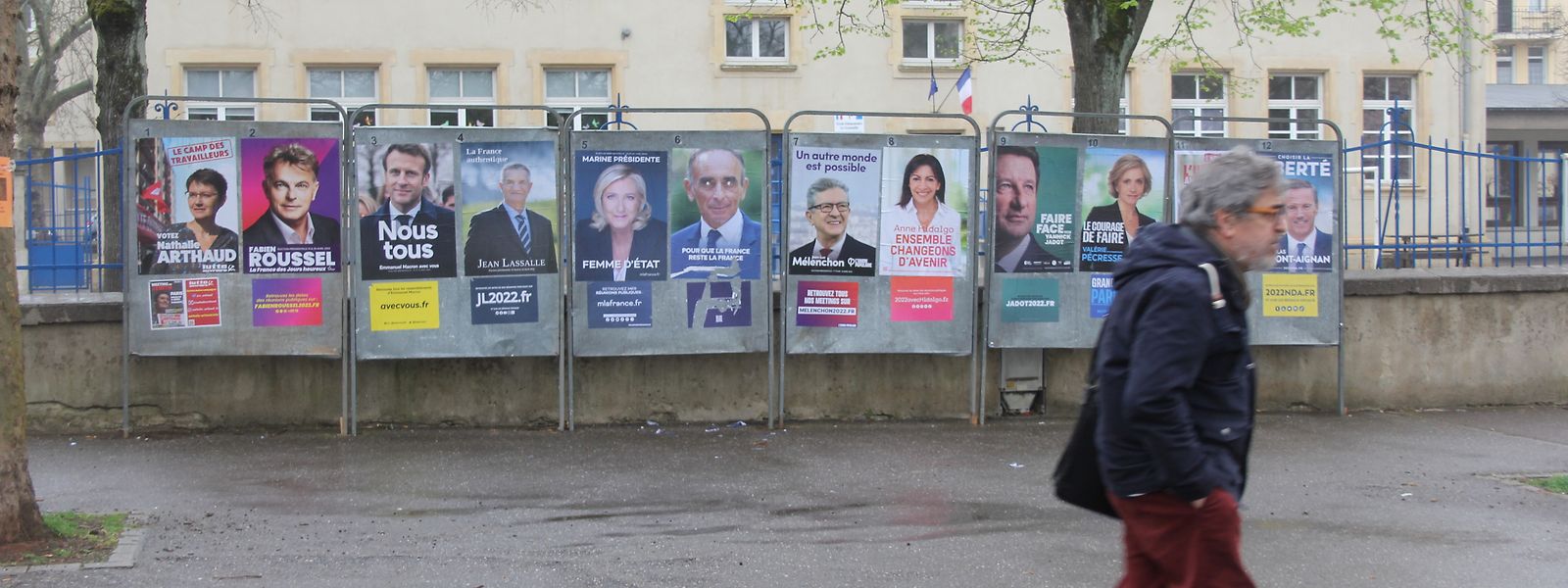 Sur le marché de la place Saint-Livier à Metz, seules les affiches de la campagne semblent rappeler la réelle pluralité politique de l'élection présidentielle.