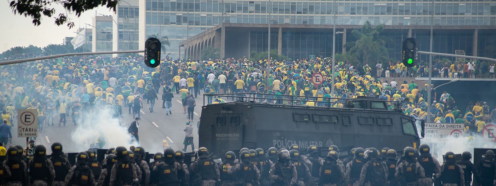 Ordnungskräfte versuchten bei den Unruhen vom 8. Januar 2023, die Demonstranten mit Absperrungen und Tränengas aufzuhalten.