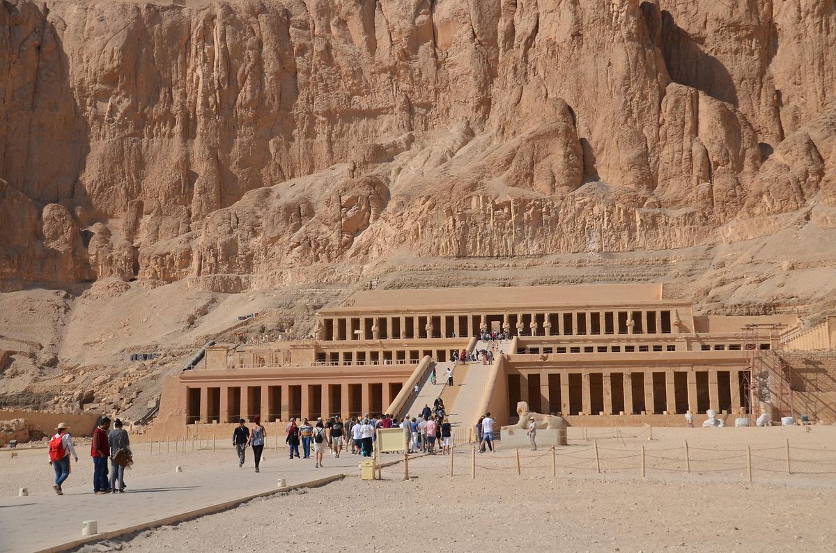 Der Tempel der Hatschepsut nahe Luxor – nur eine der Ausflugsmöglichkeiten im Ägypten-Urlaub.