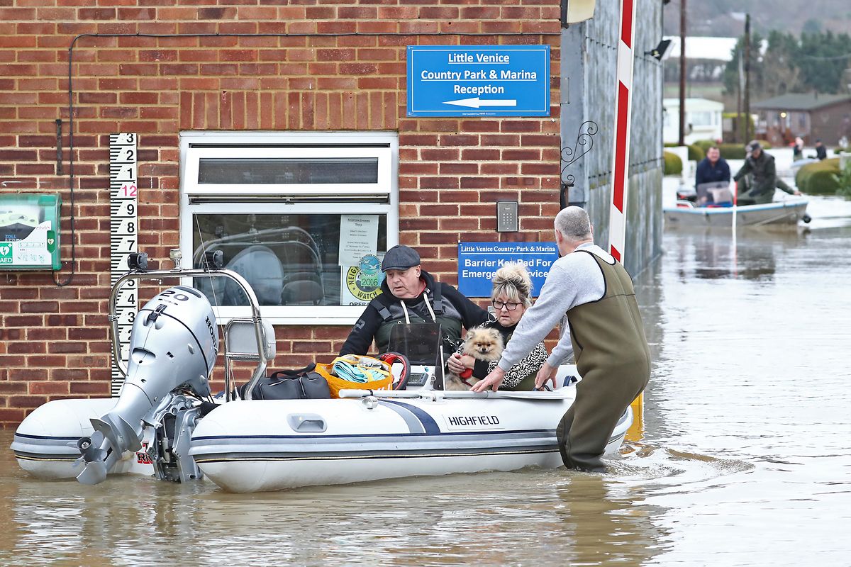 Bewohner des "Little Venice Caravan Parks" im englischen Yalding, einer Ortschaft etwa 50 Kilometer südöstlich von London, werden nach heftigen Regenfällen per Boot vor dem Hochwasser gerettet. 