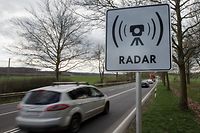 5.3. Greivelsbarriere / Radarwarnschild/ Hinweisschild Radar / Radargeraete / Verkehrkontrolle Foto.Guy Jallay