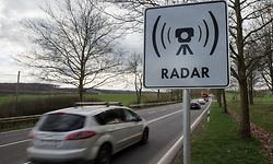 5.3. Greivelsbarriere / Radarwarnschild/ Hinweisschild Radar / Radargeraete / Verkehrkontrolle Foto.Guy Jallay