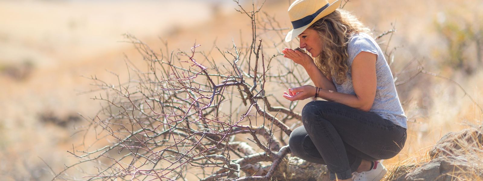 Auf der Suche nach frischen Ideen und neuen Inhaltsstoffen: Ihre Recherchereisen führen Céline Roux in die entlegensten Winkel der Welt, so wie hier nach Namibia.
