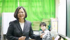 HANDOUT - 11.01.2020, Taiwan, Taipeh: Tsai Ing-wen, Präsidentin von Taiwan und Präsidentschaftskandidatin der demokratischen Fortschrittsparte (DPP), wirft ihren Stimmzettel in einem Wahllokal ab. Die Taiwaner sind an diesem Samstag aufgerufen, ihren künftigen Präsidenten und ein neues Parlament zu wählen. Foto: ---/Courtesy of the Camp of  DPP (Democratic Progressive Party)/dpa - ACHTUNG: Nur zur redaktionellen Verwendung und nur mit vollständiger Nennung des vorstehenden Credits +++ dpa-Bildfunk +++