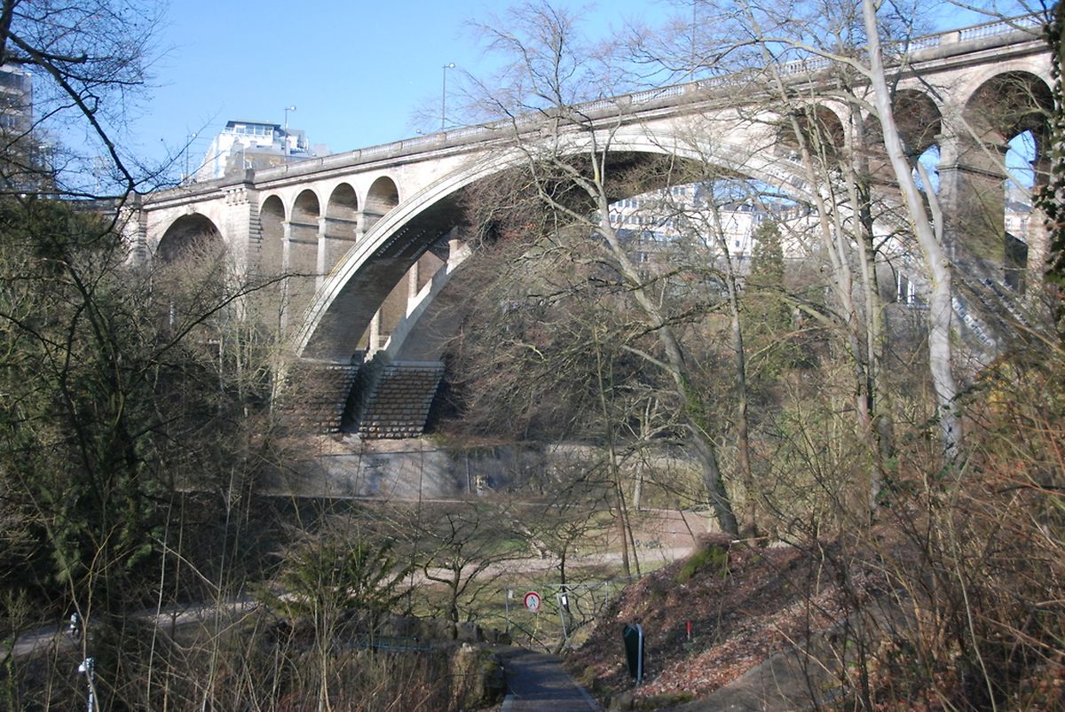 Mit ihrem Bogendurchmesser von 84,65 Metern hielt die "Nei Bréck" einst den Weltrekord als größte Steinbogenbrücke der Welt.
