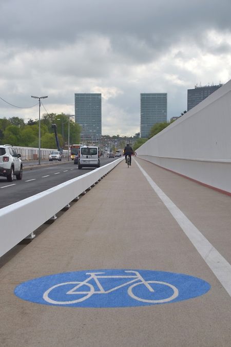 Luxembourg Kirchberg Une Seule Nouvelle Piste Cyclable Sur Le Pont Rouge