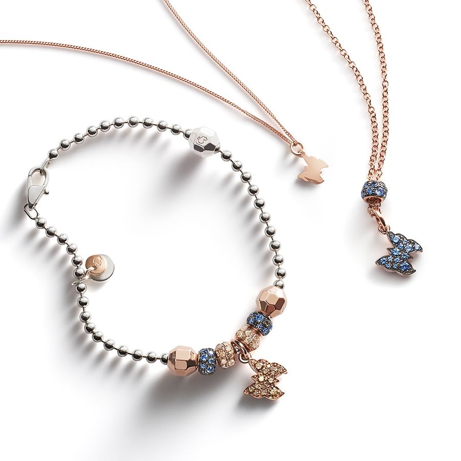 Ich liebe meine Freiheit“: Die Schmetterling-Charms in Gold von Dodo hübschen diesen Frühling mit hellblauen Saphiren sowie weißen und schwarzen Diamanten auf. 