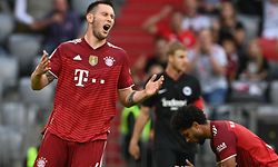 Bayern Munich's defender Niklas Suele (L) reacts after a missed chance during the German first division Bundesliga football match between FC Bayern Munich and Eintracht Frankfurt in Munich, southern Germany on October 3, 2021. (Photo by Christof STACHE / AFP) / DFL REGULATIONS PROHIBIT ANY USE OF PHOTOGRAPHS AS IMAGE SEQUENCES AND/OR QUASI-VIDEO