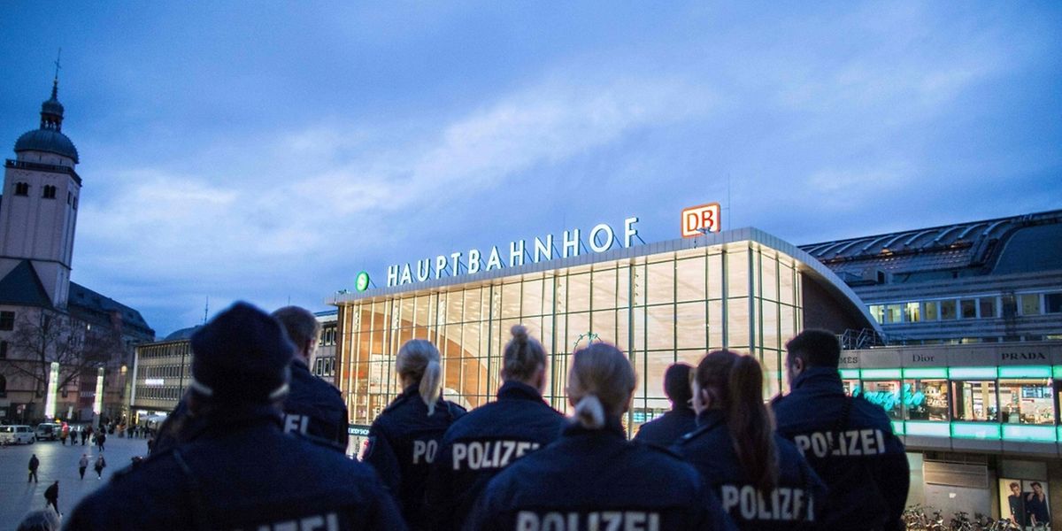 Der Innenminister kritisiert die Arbeit der Kölner Polizei. Diese hätte Verstärkung anfordern sollen.