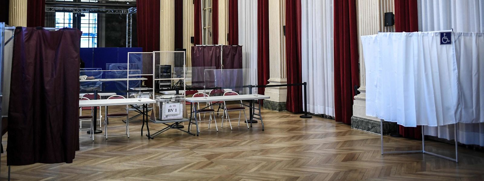 Uma mesa de voto no 10.º distrito em Paris para as eleições presidenciais francesas.