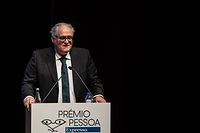 O galardoado com o Prémio Pessoa 2022, João Luís Barreto Guimarães, usa da palavra durante a cerimónia do galardão na Culturgest em Lisboa, 17 de abril de 2023.