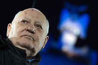 ARCHIV - 09.11.2014, Berlin: Der frühere sowjetische Staatspräsident Michail Gorbatschow steht während des Bürgerfestes vor dem Brandenburger Tor auf der Bühne. (zu "Russische Agenturen: Michail Gorbatschow tot") Foto: Bernd von Jutrczenka/dpa +++ dpa-Bildfunk +++