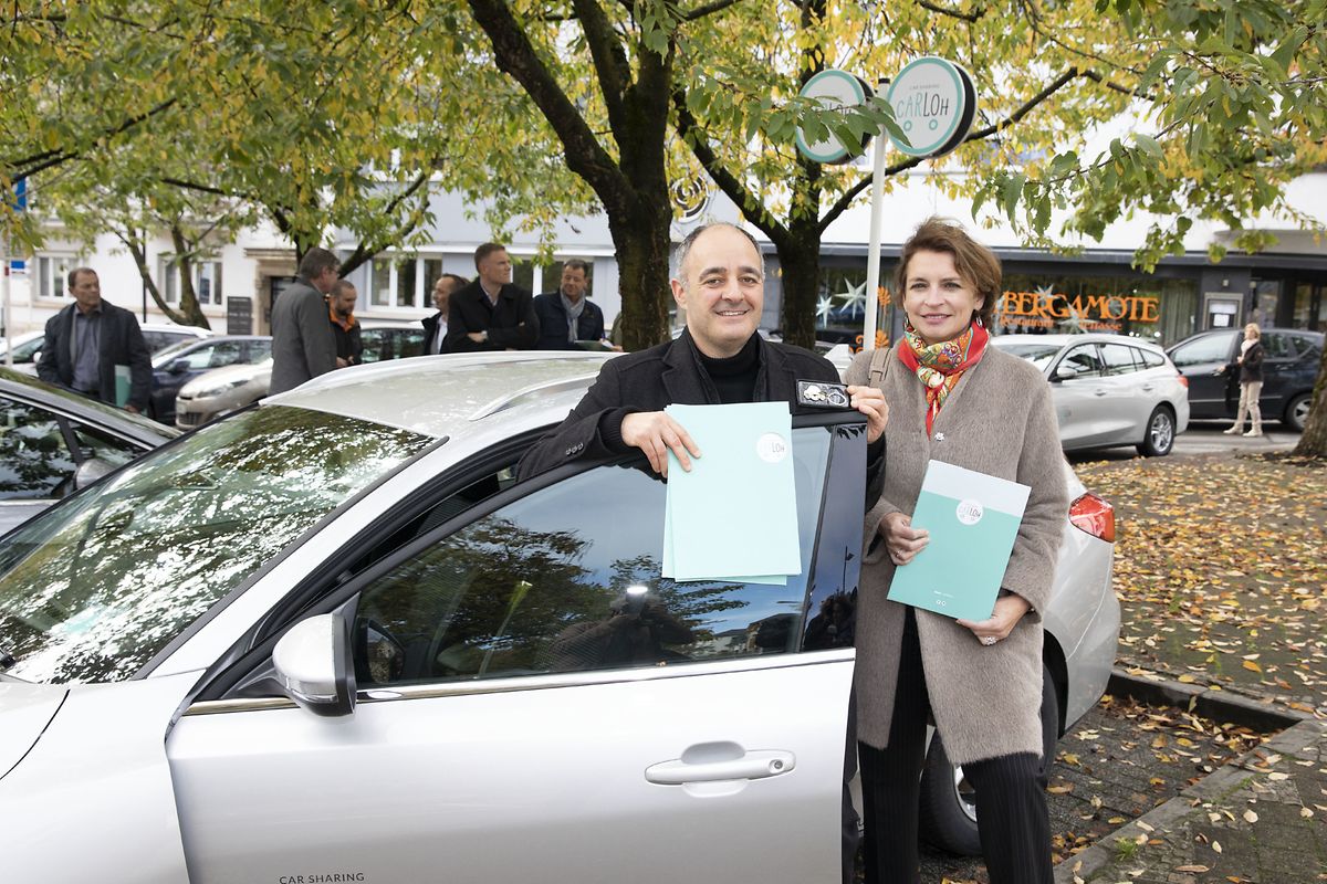 Mobilitätsschöffe Patrick Goldschmidt (DP) und Rätin Claudine Konsbrück (CSV) testeten die neuen Fahrzeuge, die statt Diesel- nun Benzinmotoren haben, am Mittwoch bei der Einweihung. 