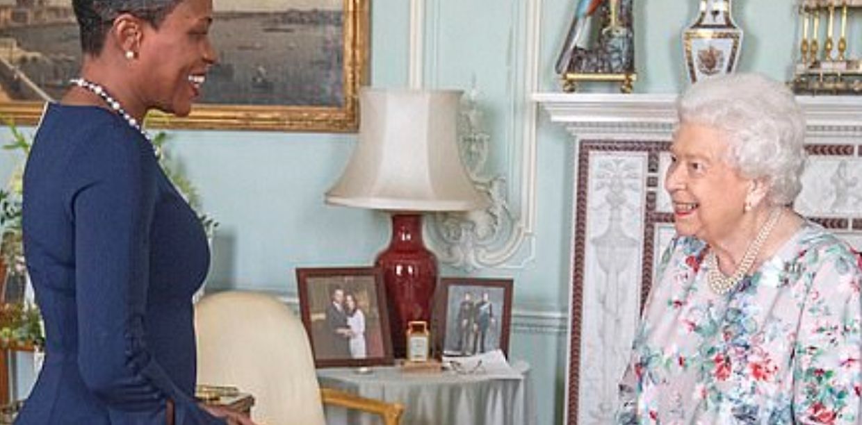 A rainha com Kisha Alexander-Grant, do Alto Comissariado de Grenada para o Reino Unido, em outubro. 