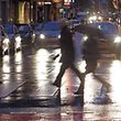 Dunkle Schatten auf der Straße: Mangels den Sichtverhältnissen angepasster Kleidung sind viele Fußgänger nach Einbruch der Dunkelheit für Autofahrer nur schlecht und oft erst sehr spät zu erkennen.