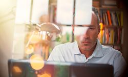 Businessman using laptop in home office Arbeit zu Hause Computer digital work