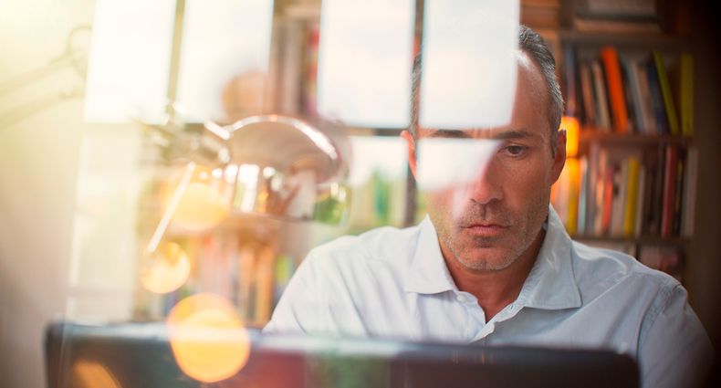 Businessman using laptop in home office Arbeit zu Hause Computer digital work