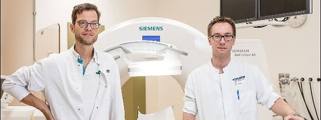 Professor Martin Bendszus, Ärztlicher Direktor der Abteilung Neuroradiologie am Universitätsklinikum Heidelberg, und Dr. Johannes Pfaff an dem neuen Gerät. 