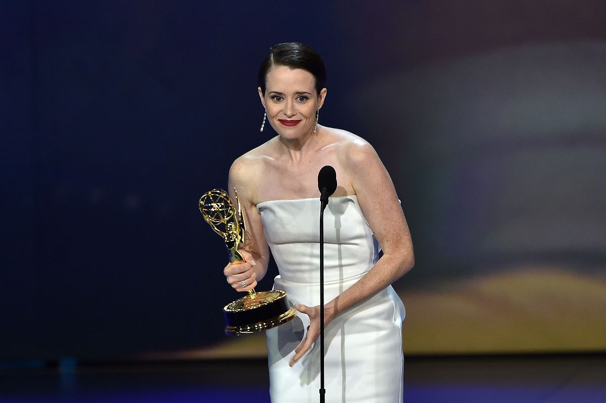 Claire Foy, a rainha Elizabeth II em "The Crown" ganhou o Emmy de melhor atriz. 