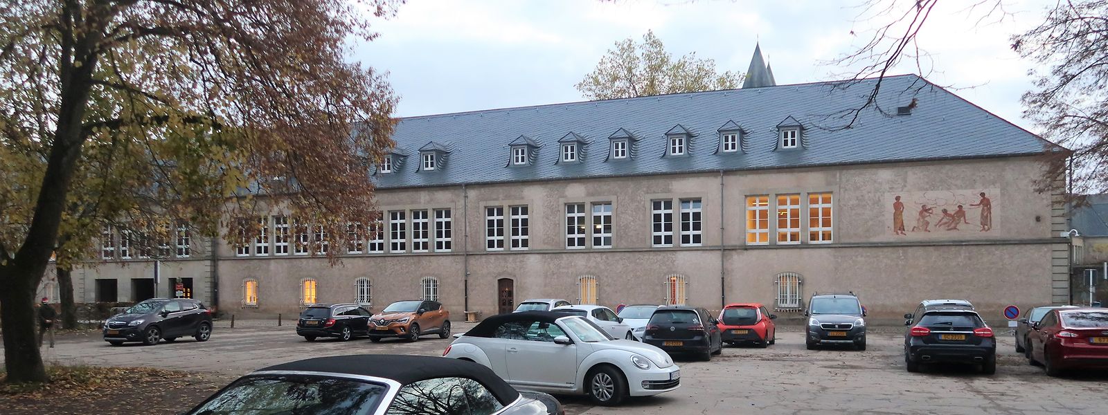 Der Parkplatz zwischen Lycée und Sauerufer wird zugunsten der provisorischen Halle weichen. Bis 2026 sollen Vereine hier trainieren und Wettkämpfe austragen.
