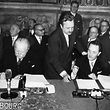25. März 1957: Staatsminister Joseph Bech (l.) und Botschafter Lambert Schaus (r.) unterzeichnen  im Namen Luxemburgs die  Römischen Verträge.  